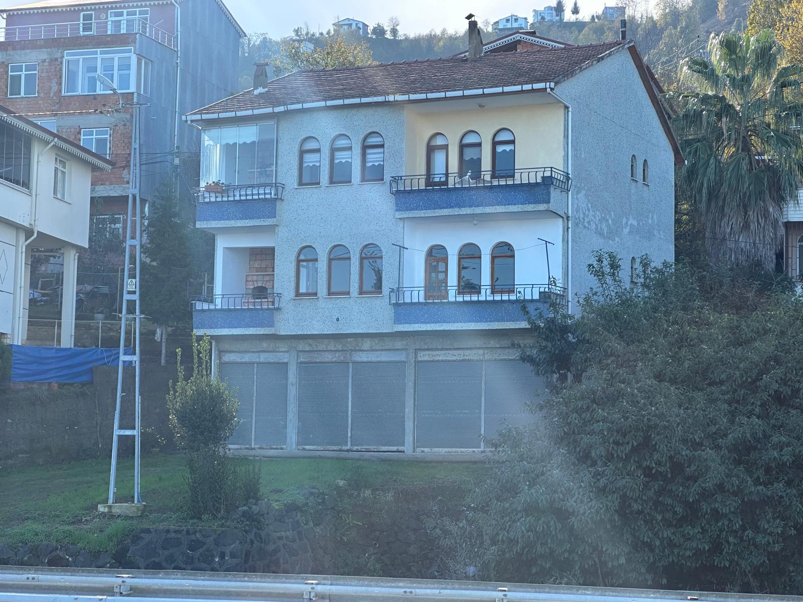 MABEL GAYRİMENKUL/DENİZLİ'DE ANA YOLA SIFIR SATILIK ARSA VE BİNA